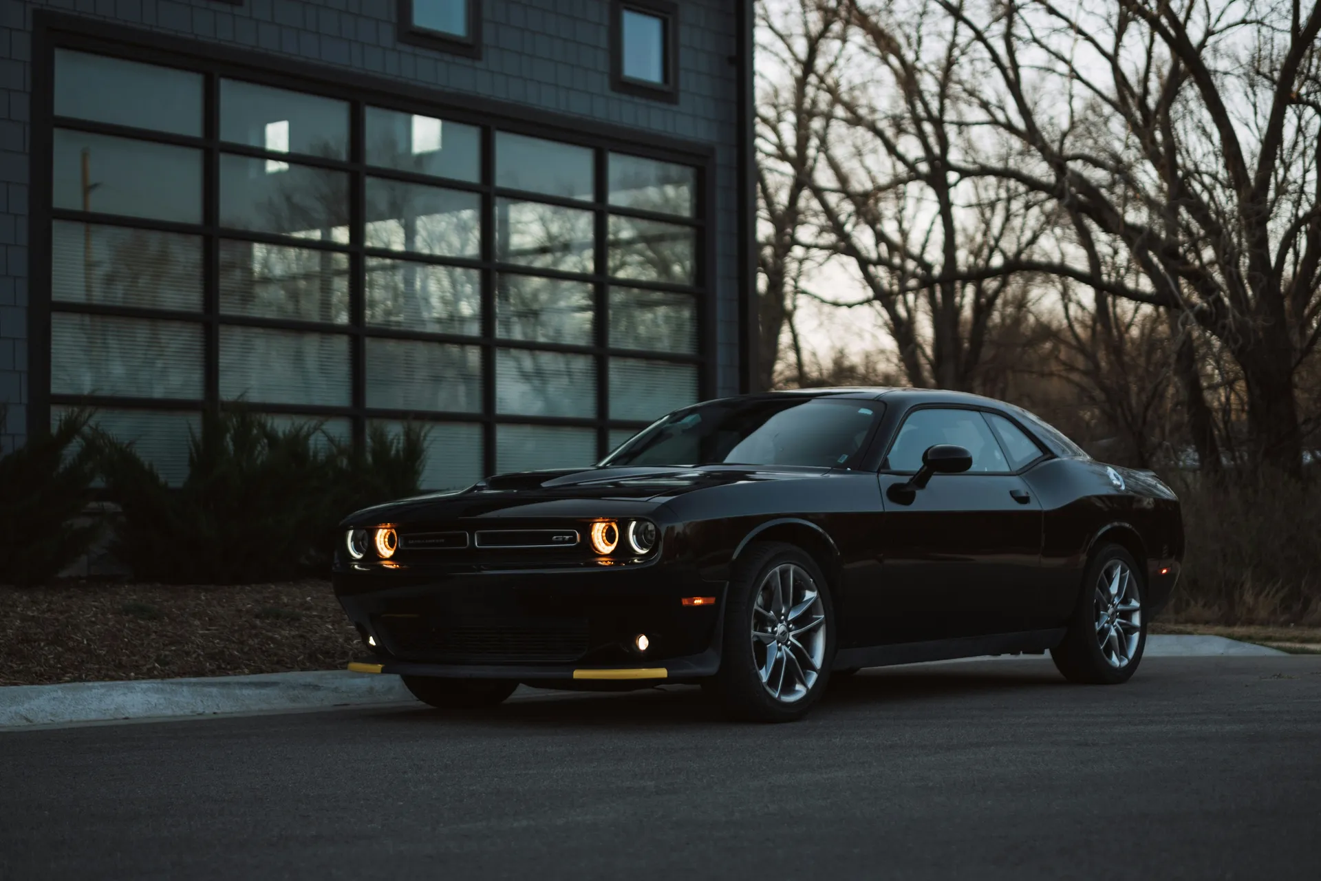 Model van een automerk in de hero van de website